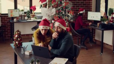 Ofisteki iş arkadaşları Noel tatili boyunca festival süslemeli alanlarda rapor hazırlamaya çalışıyorlar. Dizüstü bilgisayarda işe başlamak ve kış şenliğini xmas dekorasyonlarıyla kutlamak.