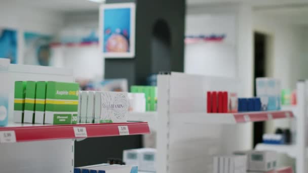 Apothekenregale Gefüllt Mit Medikamenten Und Arzneimitteln Verschreibungspflichtige Medikamente Oder Behandlungen — Stockvideo