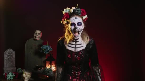 頭蓋骨のボディアートの衣装で叫んで死の恐怖の女神は 花冠を身に着けているとディオス ムエルトスを祝うために神聖なサンタ ムエルテのように叫んでいます 伝統的なメキシコの休日の女性 — ストック動画