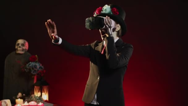 Mooie Enge Vrouw Met Virtual Reality Headset Halloween Traditie Met — Stockvideo