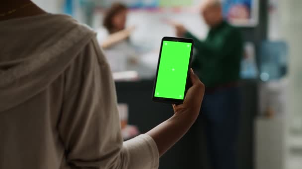 Kobieta Posiadająca Smartfon Zielonym Ekranem Aptece Korzystająca Odizolowanego Szablonu Makiety — Wideo stockowe