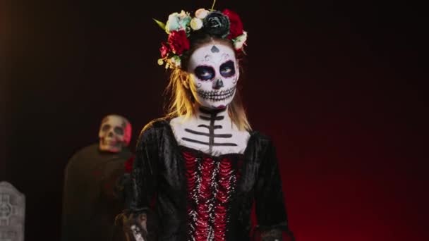 Santa Dea Della Morte Posa Costume Halloween Con Teschio Make — Video Stock