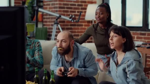 Kızgın Insanlar Televizyon Konsolunda Video Oyunları Yarışmasını Kaybediyor Kaybettikleri Oyun — Stok video