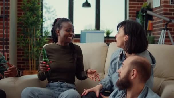 Багатоетнічна Група Людей Роблять Тости Пляшками Пива Розмовляють Язуються Сміючись — стокове відео