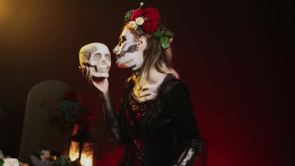 Mujer Glamurosa Actuando Espeluznante Con Cráneo Mano Sosteniendo Rosas Negras — Vídeo de stock