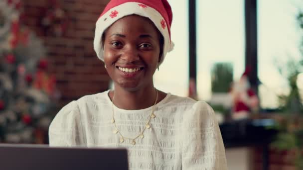 Портрет Праздничной Женщины Работающей Ноутбуке Зимний Сезон Помощью Компьютера Сделать — стоковое видео