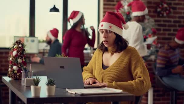 Pessoas Diversas Analisando Informações Sobre Laptop Durante Festa Natal Escritório — Vídeo de Stock