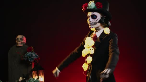 죽음의 의상을 스튜디오에서 춤추고 헤드폰으로 음악을 디제이데 무에르 축하하는 멕시코의 — 비디오