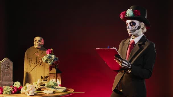 Dios Los Muertos Model Het Maken Van Aantekeningen Papieren Eruit — Stockvideo