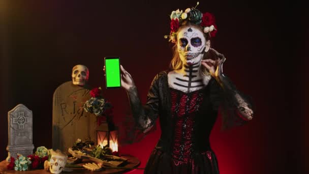 Modelo Tradicional Assustador Segurando Greenscreen Smartphone Usando Telefone Celular Com — Vídeo de Stock