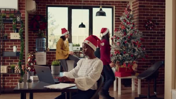 Des Collègues Afro Américains Échangent Des Cadeaux Dans Bureau Décoré — Video