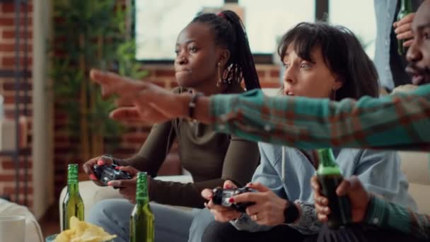 Çeşitli Insanlar Video Oyunları Oynamak Için Konsol Kullanıyor Sosyal Toplantılarda — Stok video