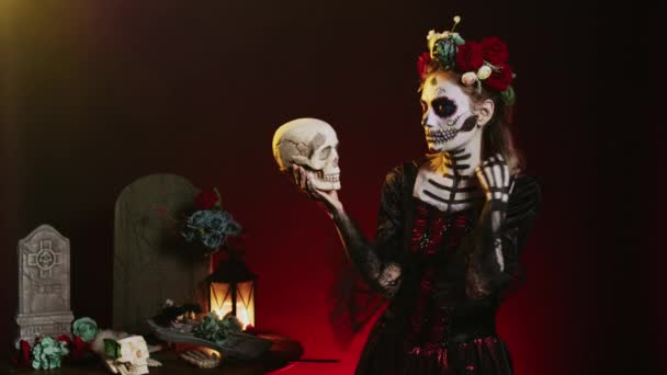 Flirty Goddess Death Looking Skull Acting Creepy Wearing Cavalera Catrina — Stock Video