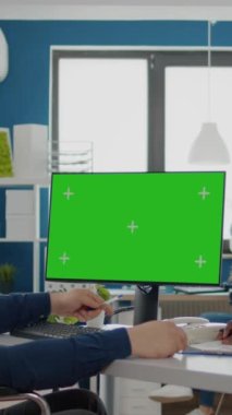 Dikey video: Yüzü maskeli engelli felçli girişimci, şirketlerin yeşil ekran gösteren finansal evrimini siyahi çalışanlara açıklıyor, model alın, krom tuşu izolasyonlu masaüstü