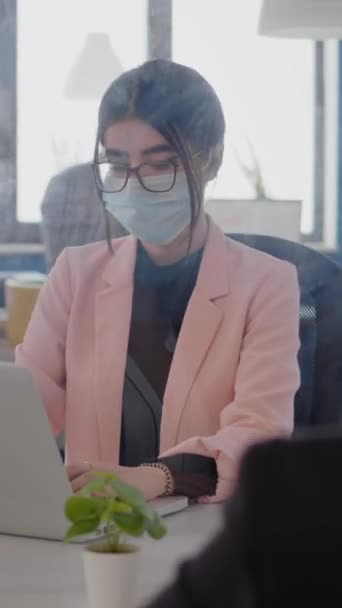 Vertikal Video Porträtt Affärskvinna Med Skydd Ansikte Mask Arbetar Bärbar — Stockvideo