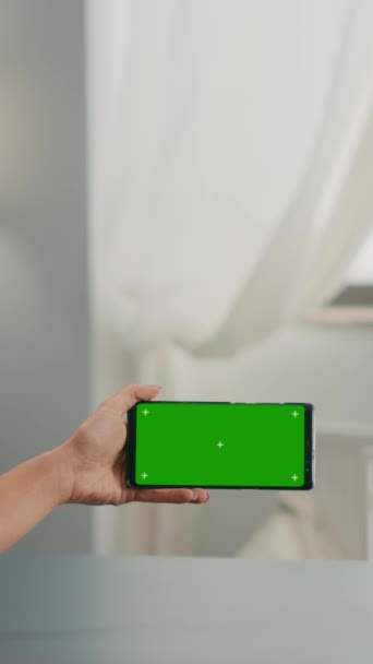 Vertikální Video Obchodní Žena Drží Telefon Maketou Zelené Obrazovky Chroma — Stock video