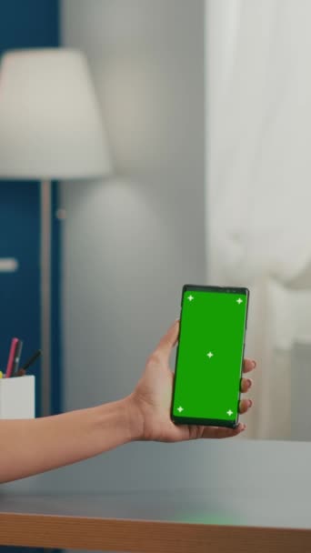 Vertikální Video Sociální Média Žena Drží Dotykový Telefon Maketou Zelené — Stock video