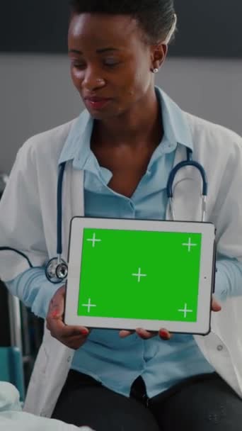 Dikey Video Üniformalı Afro Amerikan Doktor Hasta Adamla Hastalık Tedavisi — Stok video