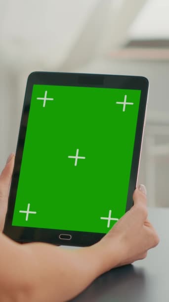 Függőleges Videó Szabadúszó Kezében Tabletta Számítógép Mock Zöld Képernyő Chroma — Stock videók
