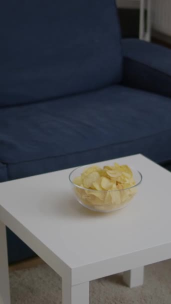 현대의 빈방에 아무도 파바로티는 테이블 감자튀김 그릇을 파티를 준비가 동창회를 — 비디오