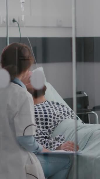 Vídeo Vertical Médico Especialista Práctica Que Escribe Tratamiento Enfermedad Portapapeles — Vídeos de Stock