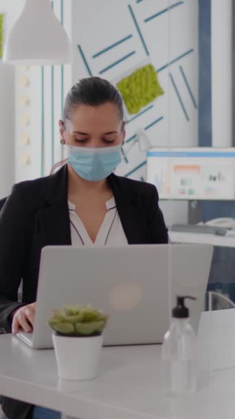 마스크를 실사들 코로나 바이러스가 유행하는 동안새로운 사무실에서 작업하고 사회적 거리를 — 비디오