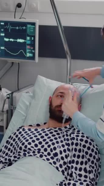 Vertikales Video Medizinisches Team Überwacht Den Herzschlag Eines Kranken Mannes — Stockvideo