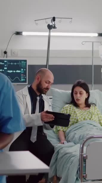Vertikal Video Läkare Som Förklarar Sjukdomsdiagnosen För Sjuka Kvinnor Med — Stockvideo
