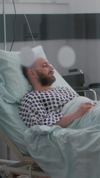 Pionowe Wideo Pielęgniarka Medyczna Pokazuje Kości Radiografii Badania Objawów Choroby — Wideo stockowe