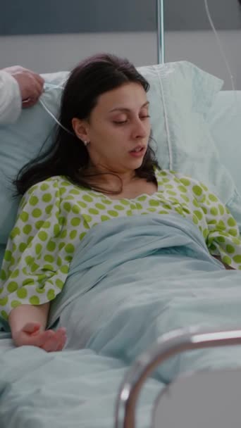 Vertikales Video Medizinisches Team Überprüft Den Herzschlag Einer Kranken Frau — Stockvideo