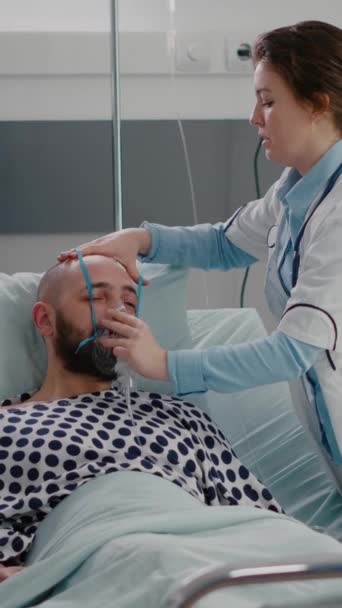 Vertical Video Medical Team Monitoring Heartbeat Pulse Sick Man Respiratory — Stock Video