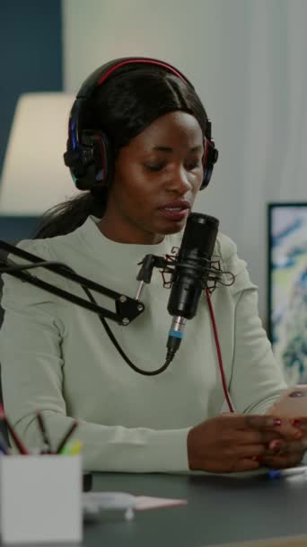 Pionowe Wideo African Blogger Kobieta Czytanie Wiadomości Smartfonie Nagrywanie Wideo — Wideo stockowe