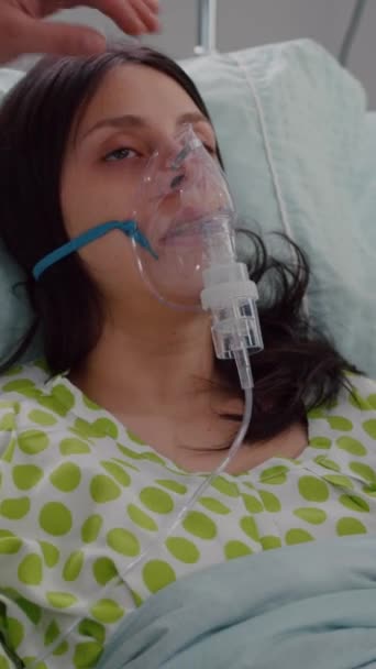 Pionowe Wideo Zbliżenie Lekarza Zakładającego Maskę Tlenową Chorej Kobiecie Podczas — Wideo stockowe