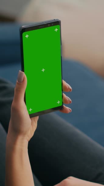 Pionowe Wideo Freelancer Gospodarstwa Trybie Pionowym Smartfon Makiety Zielony Ekran — Wideo stockowe