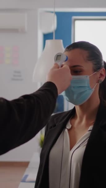Pionowe Wideo Biznes Maską Ochronną Sprawdza Temperaturę Przy Użyciu Termometru — Wideo stockowe