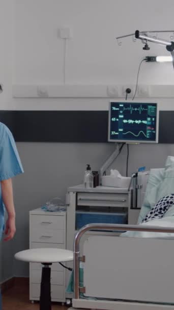 Vertikales Video Arzthelferin Überprüft Kranken Mann Bei Arzttermin Mit Oximeter — Stockvideo