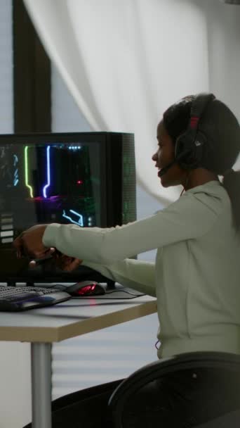 Κάθετο Βίντεο Μαύρη Γυναίκα Gamer Κερδίζει Βιντεοπαιχνίδια Χρησιμοποιώντας Επαγγελματικό Ασύρματο — Αρχείο Βίντεο