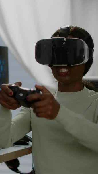 Dikey Video Modern Joypad Oyun Oynayan Siyah Video Oyuncu Kadın — Stok video