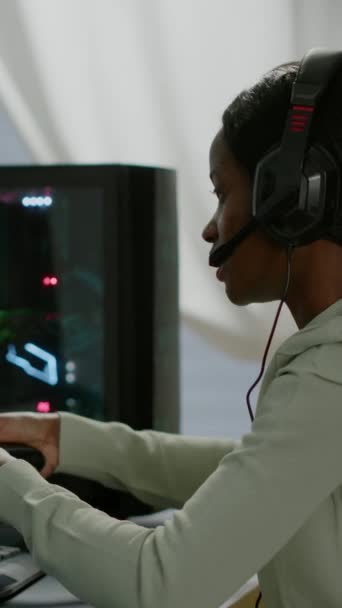 아프리카 게이머 가온라인 비디오 게임을 스트리밍하고 컨트롤러를 사용하여 Rgb 컴퓨터에서 — 비디오
