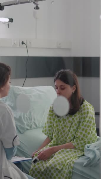 Vídeo Vertical Mujer Enferma Hablando Con Los Médicos Mientras Está — Vídeo de stock