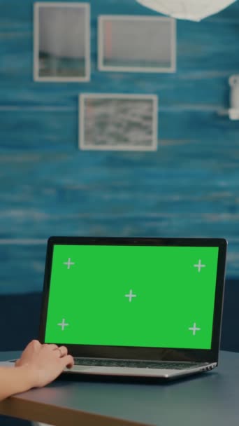 垂直视频 自由职业者使用电脑与模拟绿色屏幕彩色键的商业公司站在桌子上 在家中从事商业项目的妇女使用独立的家庭办公软件 — 图库视频影像