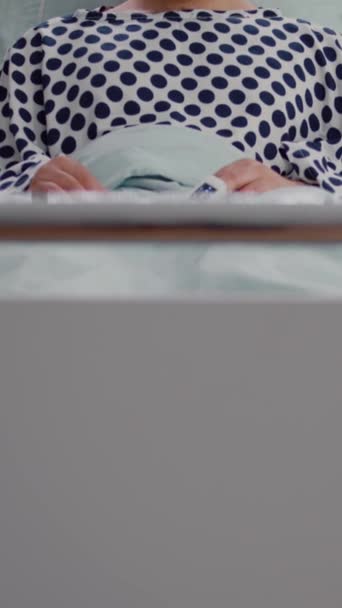 회복중에 침대에 호흡기 질환을 착용하고 사람의 병원에서 카메라를 보면서 의사를 — 비디오
