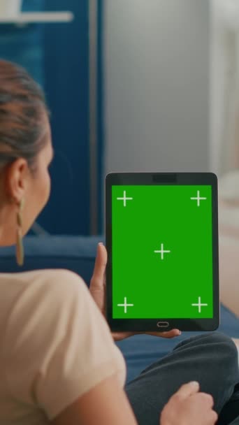 Vidéo Verticale Femme Affaires Regardant Tablette Avec Écran Vert Maquette — Video