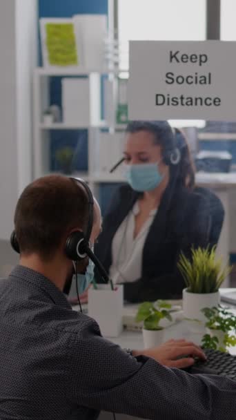 사무실 부에서 일하는 헤드폰을 마이크에 이야기하는 코커들 감염을 예방하기 보호용 — 비디오