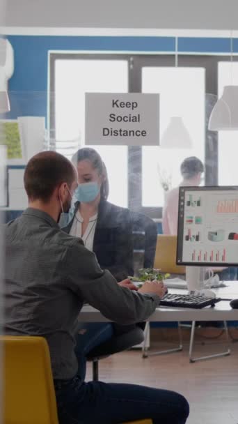 Vertikales Video Teamworker Mit Medizinischer Schutzmaske Arbeiten Bei Marketingprojekten Bei — Stockvideo