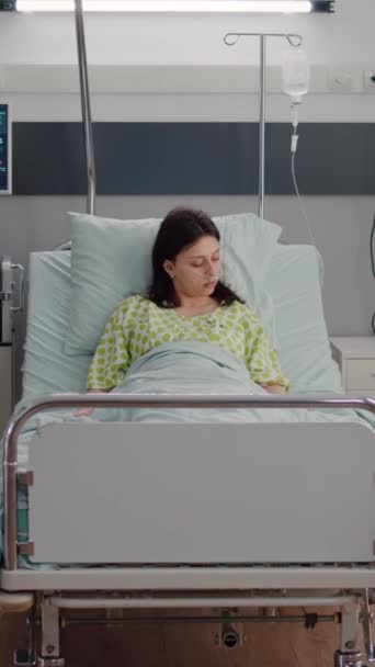 Vertikální Video Specialista Lékař Monitorující Nemocnou Ženu Vyšetřující Pulsní Oxymetr — Stock video