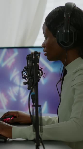 Vídeo Vertical Jogador Afro Americano Profissional Furioso Conversando Microfone Para — Vídeo de Stock