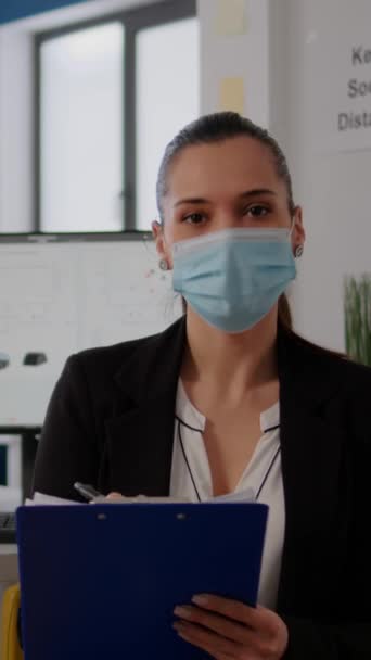 Lodret Video Pov Business Kvinde Med Medicinsk Ansigtsmaske Arbejder Kommunikationsprojekt – Stock-video