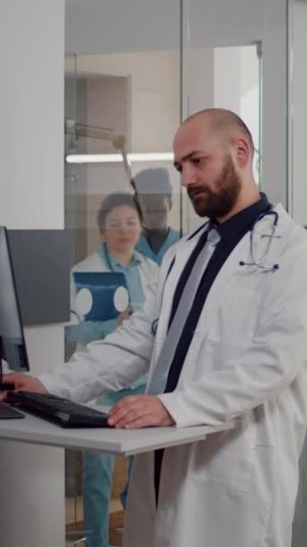 Video Verticale Medico Professionista Uniforme Che Analizza Diagnosi Delle Malattie — Video Stock