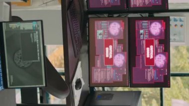 Dikey video: Boş yazılım bürosunda güvenlik ihlali yapan bilgisayar ekranları, veri algoritmaları ile ekranda kritik hata mesajı yanıp sönüyor. Hacklenmiş sistem sunucusu